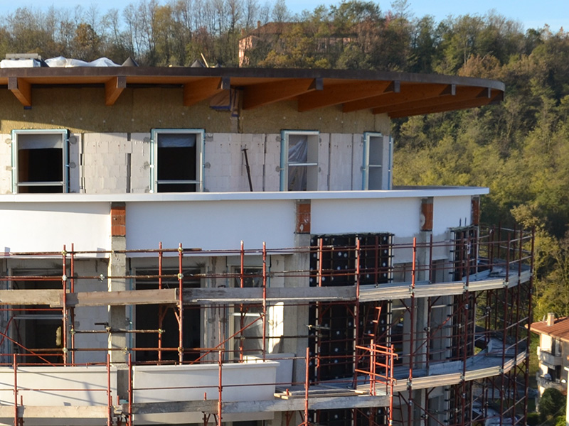 Controtelaio tradizionale per finestra in legno e metallo fissato alla muratura