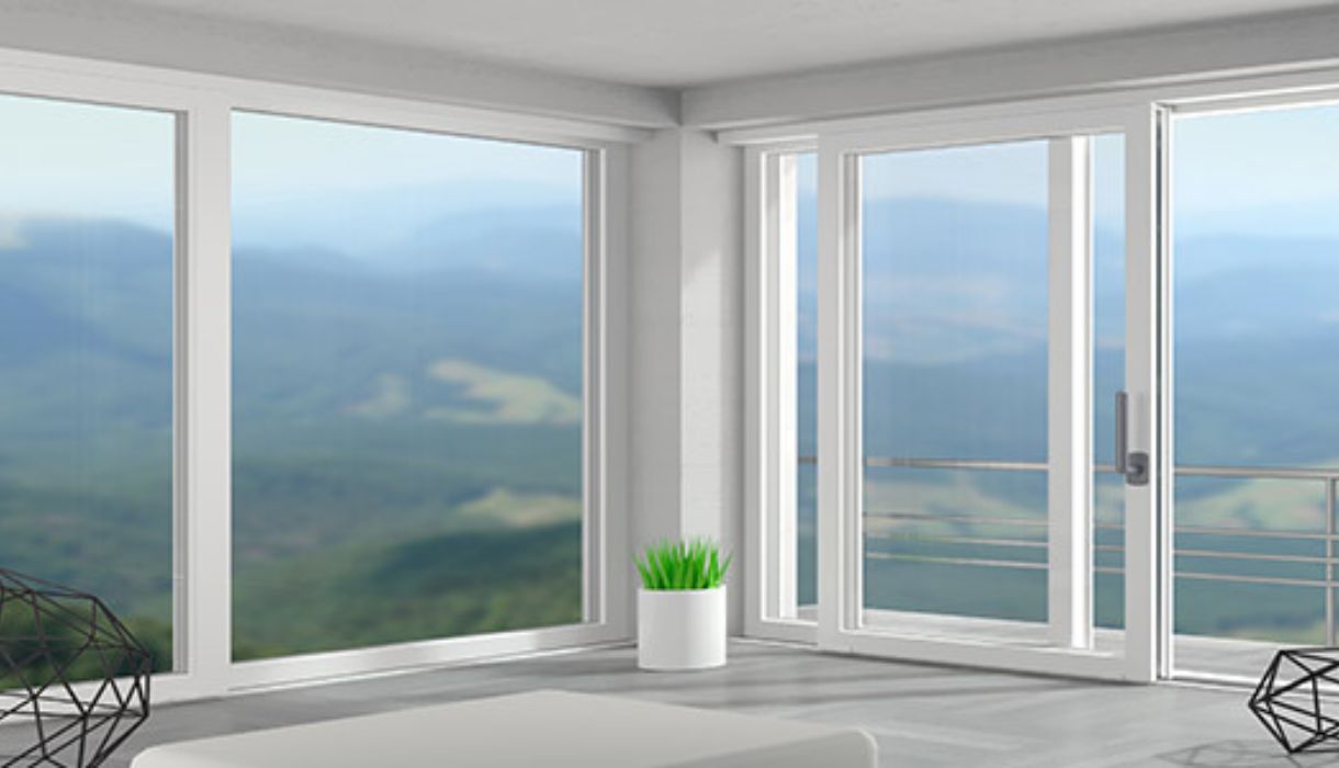 Finestre e scorrevole in PVC bianco IsolCasa in un interno moderno con grandi vetrate panoramiche