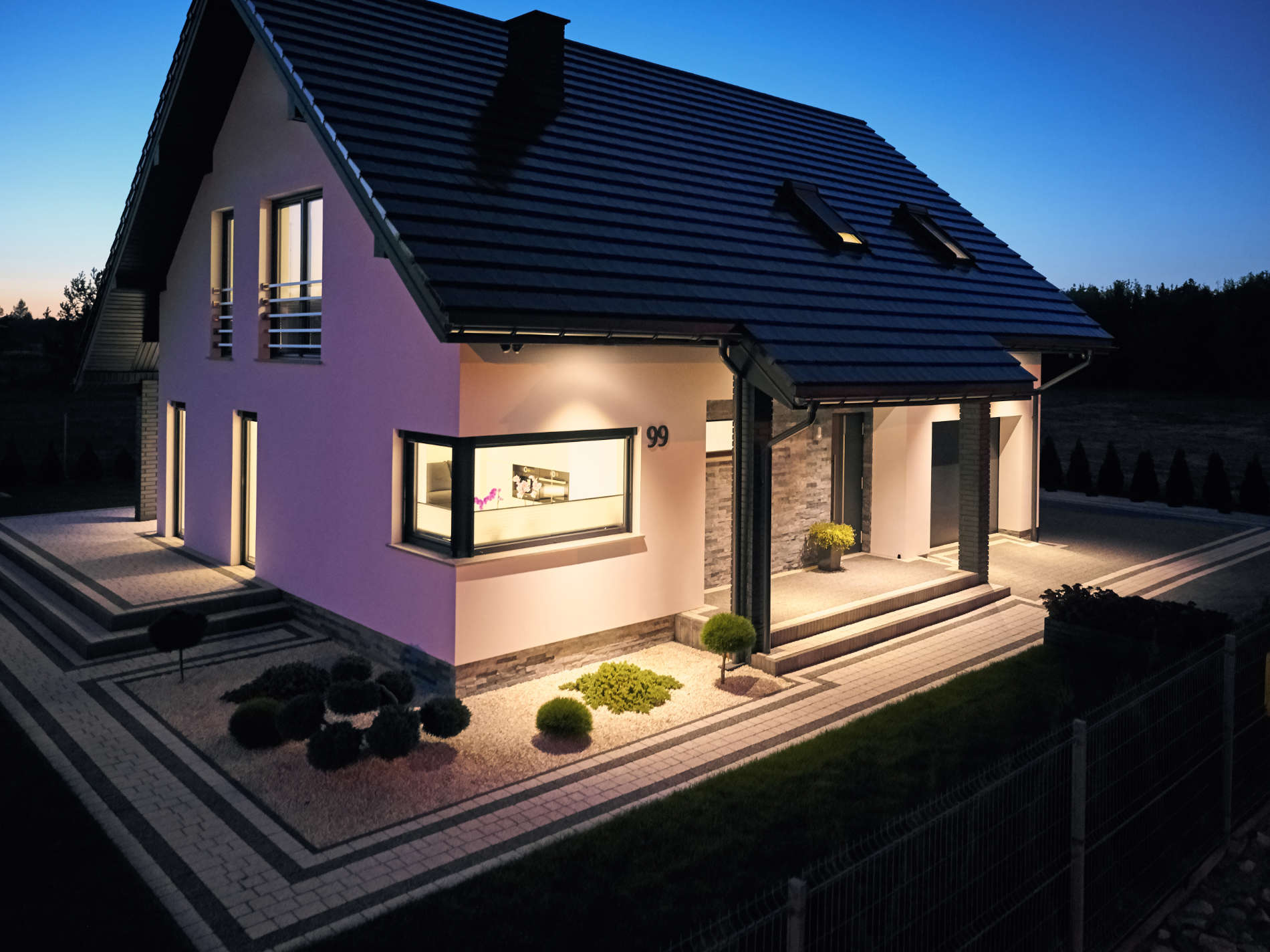 Finestre Oknoplast in PVC color antracite installate in una villetta unifamiliare