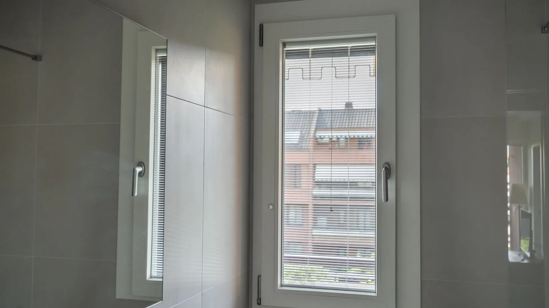 Finestra QFort 4Stars in PVC bianco con veneziana integrata nel vetrocamera